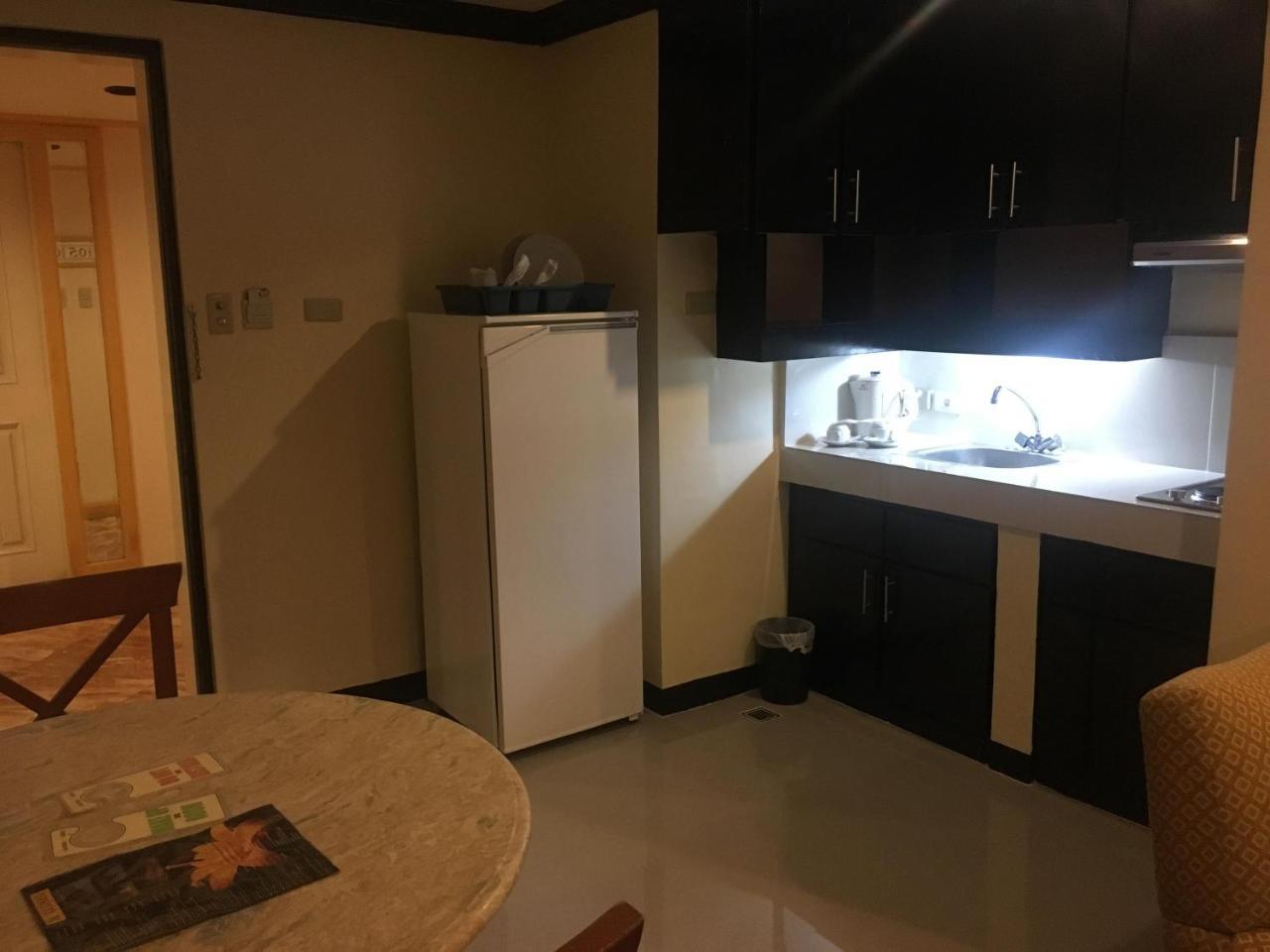 Lourdes Suites Макати Экстерьер фото